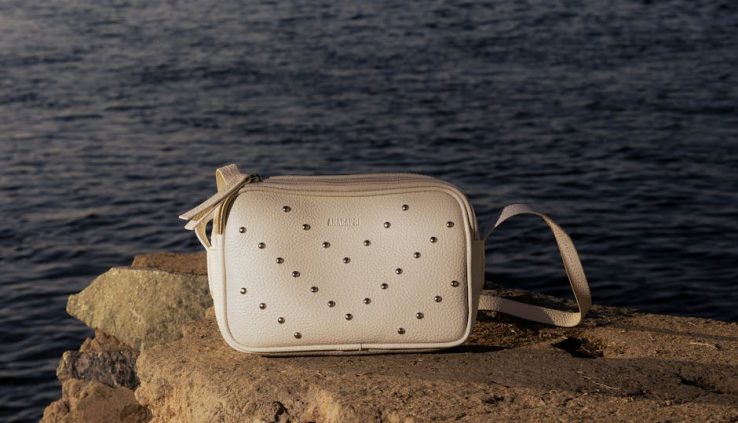 斜背包:穿越時空的文化象徵